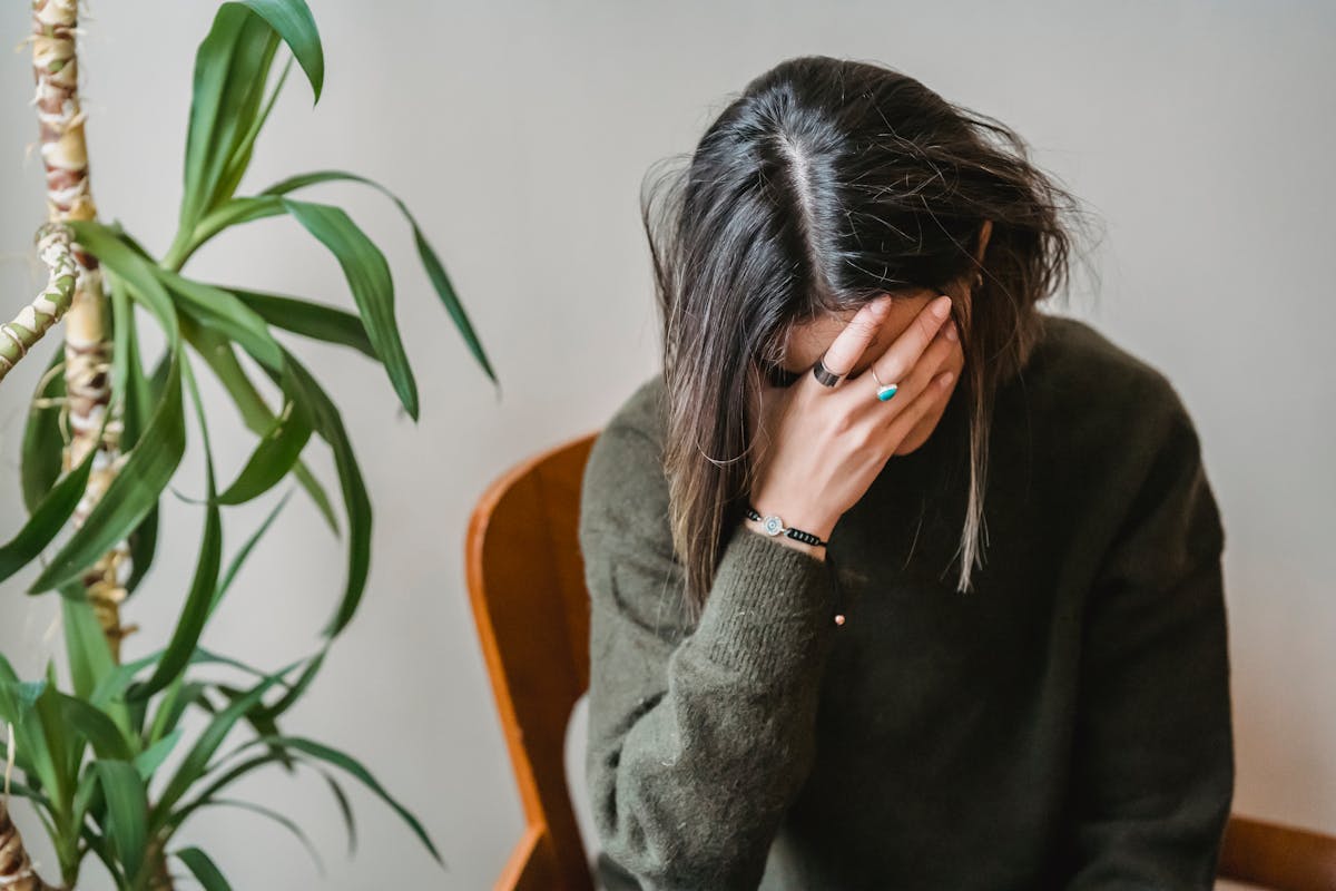 鍵を閉めたか不安になる女性の写真