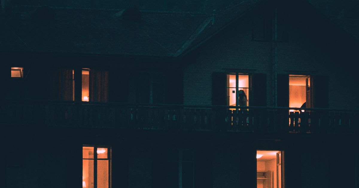 長期不在の防犯対策として夜に照明がついている家