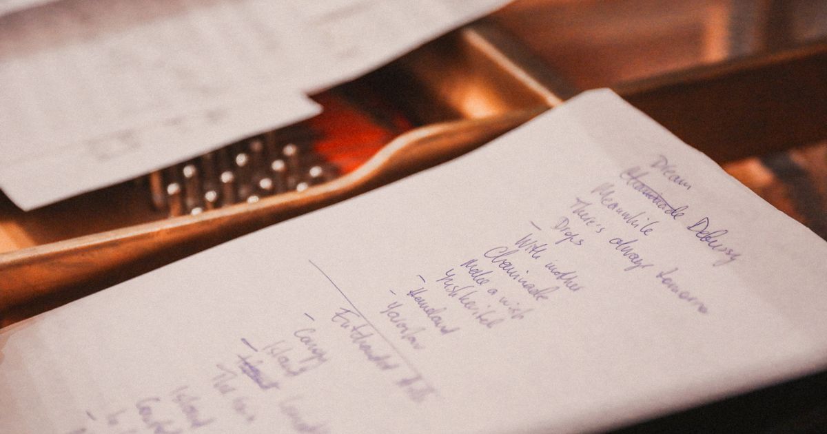 長期不在の防犯対策の出発前チェックリストを書き出す