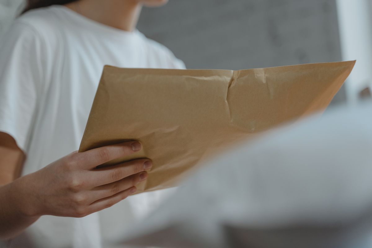 届いた封筒を手に持つ様子